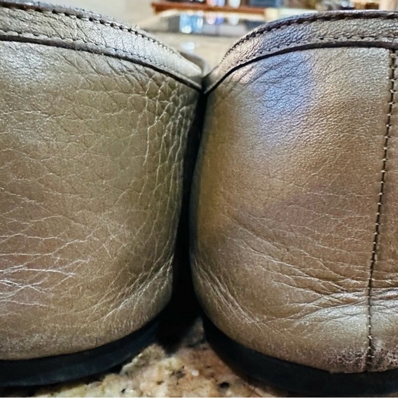 Description:
Gucci flats in metallic taupe leather featuring gold-tone
double G - Picture 6 of 9